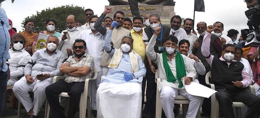 ವಿಧಾನಸೌಧದ ಗಾಂಧಿ ಪ್ರತಿಮೆ ಬಳಿ ಕಾಂಗ್ರೆಸ್ ಶಾಸಕರು ಪ್ರತಿಭಟನೆ ನಡೆಸಿದರು. ಶಾಸಕರಾದ ರಾಮಲಿಂಗಾ ರೆಡ್ಡಿ, ಜಮೀರ್ ಅಹಮದ್, ವಿಧಾನಸಭೆ ವಿರೋಧ ಪಕ್ಷದ ನಾಯಕ ಸಿದ್ದರಾಮಯ್ಯ, ಕೆಪಿಸಿಸಿ ಅಧ್ಯಕ್ಷ ಡಿ.ಕೆ.ಶಿವಕುಮಾರ್, ಜಿ.ಪರಮೇಶ್ವರ ಇದ್ದರು –ಪ್ರಜಾವಾಣಿ ಚಿತ್ರಗಳು