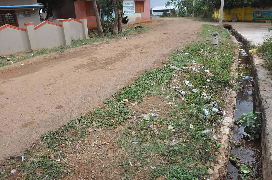 ಚಿತ್ರದುರ್ಗ ತಾಲ್ಲೂಕಿನ ಕಲ್ಲೇನಹಳ್ಳಿಯ ಚರಂಡಿಯಲ್ಲಿ ಕಸ ತುಂಬಿದೆ. (ಎಡಚಿತ್ರ). ಚಿತ್ರದುರ್ಗ ತಾಲ್ಲೂಕಿನ ಕಲ್ಲೇನಹಳ್ಳಿಯ ಪ್ರಮುಖ ವೃತ್ತದ ಸ್ಥಿತಿ.               ಪ್ರಜಾವಾಣಿ ಚಿತ್ರ: ಭವಾನಿ ಮಂಜು