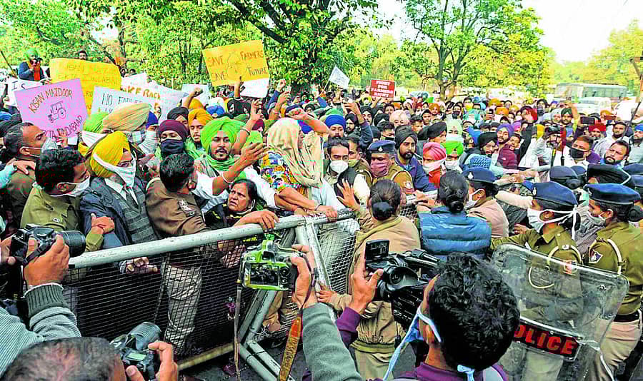 ಬಂದ್ ಅಂಗವಾಗಿ ಚಂಡೀಗಡದಲ್ಲಿ ಮಂಗಳವಾರ ಪ್ರತಿಭಟನೆ ನಡೆಸಿದ ರೈತರನ್ನು ಪೊಲೀಸರು ತಡೆದರು –ಪಿಟಿಐ ಚಿತ್ರ