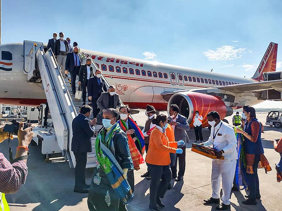 ಹೈದರಾಬಾದ್‌ನಲ್ಲಿರುವ ಭಾರತ್‌ ಬಯೋಟೆಕ್‌, ಬಯೋಲಾಜಿಲ್‌–ಇ ಕಂಪನಿಗಳಲ್ಲಿ ನಡೆಯುತ್ತಿರುವ ಕೋವಿಡ್‌ ಲಸಿಕೆ ಅಭಿವೃದ್ಧಿ ಹಾಗೂ ಉತ್ಪಾದನಾ ಕಾರ್ಯ ಕುರಿತು ಮಾಹಿತಿ ಪಡೆಯುವ ಸಲುವಾಗಿ ಹೈದರಾಬಾದ್‌ನ ಶಂಷಾಬಾದ್‌ ವಿಮಾನ ನಿಲ್ದಾಣದಲ್ಲಿ ಬುಧವಾರ ಬಂದಿಳಿದ 64 ದೇಶಗಳ ರಾಯಭಾರಿಗಳನ್ನು ಸ್ವಾಗತಿಸಲಾಯಿತು. –ಪಿಟಿಐ ಚಿತ್ರ