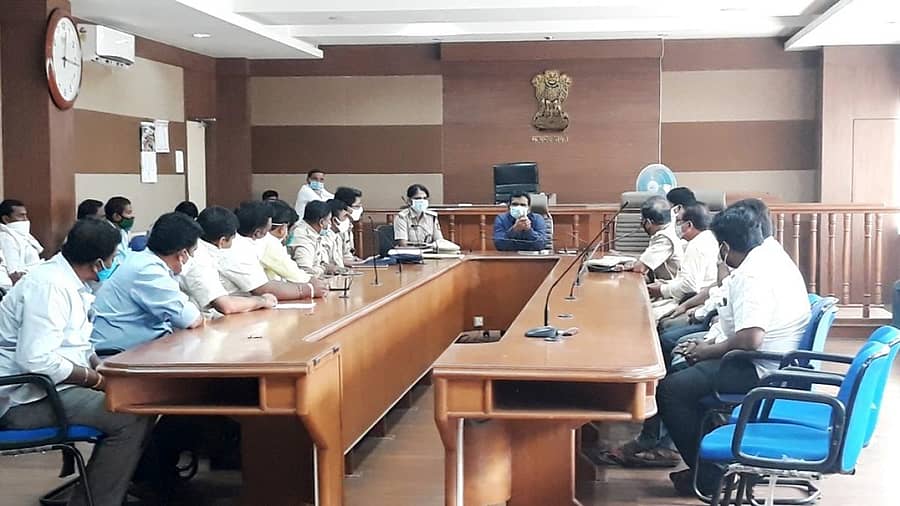 ಕೊಪ್ಪಳದ ಜಿಲ್ಲಾಧಿಕಾರಿ ಕಚೇರಿ ಸಭಾಂಗಣದಲ್ಲಿ ಗ್ರಾಮ ಪಂಚಾಯಿತಿ ಚುನಾವಣೆ ನಿಮಿತ್ತ ಅಬಕಾರಿ ಇಲಾಖೆ ಹಾಗೂ ವಿವಿಧ ಸನ್ನದುದಾರರ ಸಭೆಯ ಅಧ್ಯಕ್ಷತೆ ವಹಿಸಿ ಜಿಲ್ಲಾಧಿಕಾರಿ ವಿಕಾಸ್ ಕಿಶೋರ್ ಸುರಳ್ಕರ್‌ ಮಾತನಾಡಿದರು