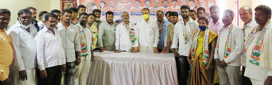 ಹೆಬ್ಬಸೂರು ಗ್ರಾಮಪಂಚಾಯತಿ ವ್ಯಾಪ್ತಿಯ ಅರಳಿಪುರ ಗ್ರಾಮದ ಬಿಜೆಪಿ ಹಾಗೂ ಬಿಎಸ್‌ಪಿ ಮುಖಂಡರು ಆರ್.ಧ್ರುವನಾರಾಯಣ ಅವರ ಸಮ್ಮುಖದಲ್ಲಿ ಕಾಂಗ್ರೆಸ್‌ಗೆ  ಸೇರ್ಪಡೆಗೊಂಡರು.