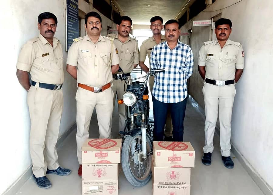 ಚಿತ್ತಾಪುರ ಅಬಕಾರಿ ಅಧಿಕಾರಿ, ಸಿಬ್ಬಂದಿ ತಾಲ್ಲೂಕಿನ ಮಾಡಬುಳ ಕ್ರಾಸ್ ಹತ್ತಿರ ಮಂಗಳವಾರ ದಾಳಿ ಮಾಡಿ ಅಕ್ರಮ ಮದ್ಯ ಮತ್ತು ಬೈಕ್ ವಶಪಡಿಸಿಕೊಂಡಿದ್ದಾರೆ