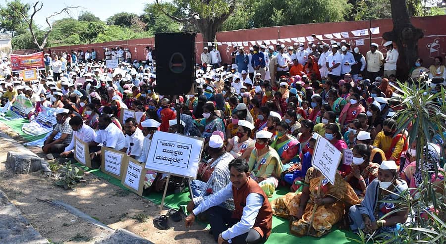 ರಾಯಚೂರಿನ ಟಿಪ್ಪುಸುಲ್ತಾನ್ ಉದ್ಯಾನದಲ್ಲಿ ರಾಯಚೂರು ಜಿಲ್ಲಾ ಖಾಸಗಿ ಶಿಕ್ಷಣ ಸಂಸ್ಥೆಗಳ ಆಡಳಿತ ಮಂಡಳಿಯ ಒಕ್ಕೂಟದ ನೇತೃತ್ವದಲ್ಲಿ ಅತಿಥಿ ಶಿಕ್ಷಕರು, ಸಿಬ್ಬಂದಿ ಬುಧವಾರ ಧರಣಿ ನಡೆಸಿದರು