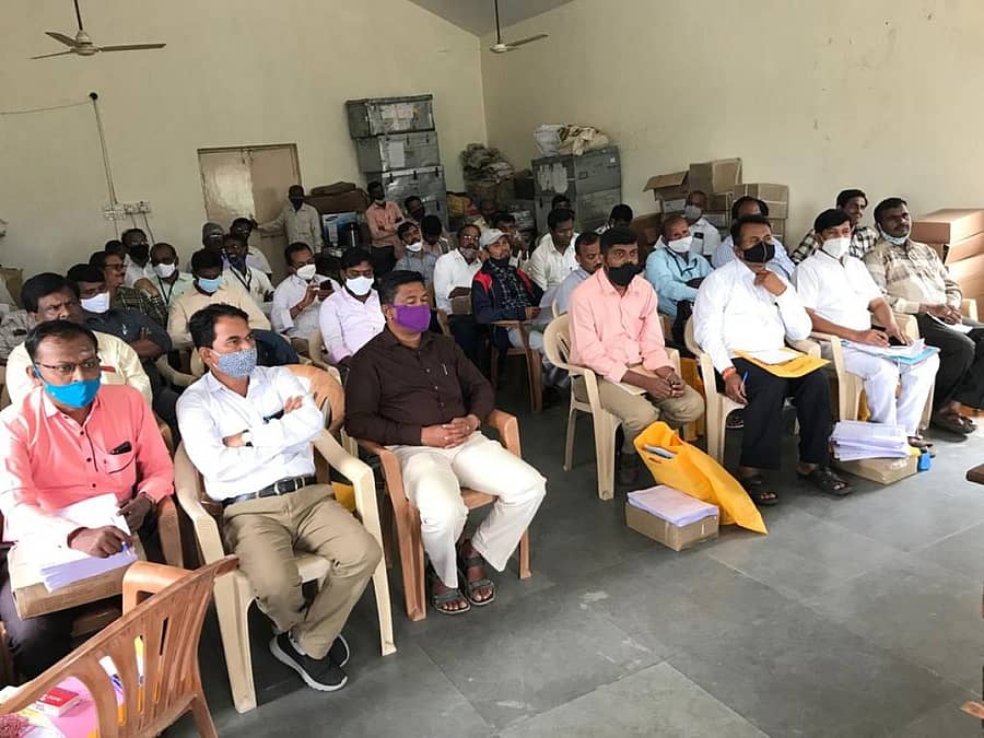 ಗಂಗಾವತಿ ತಾಲ್ಲೂಕು ಆಡಳಿತ ಕಚೇರಿಯಲ್ಲಿ ಬುಧವಾರ ಚುನಾವಣಾಧಿಕಾರಿಗಳ ಸಭೆ ನಡೆಯಿತು