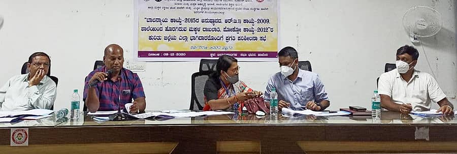 ಹಾವೇರಿಯಲ್ಲಿ ರಾಜ್ಯ ಮಕ್ಕಳ ಹಕ್ಕುಗಳ ರಕ್ಷಣಾ ಆಯೋಗದ ಸದಸ್ಯೆ ಭಾರತಿ ವಾಳ್ವೇಕರ ಅಧ್ಯಕ್ಷತೆಯಲ್ಲಿ ವಿವಿಧ ಸಮಿತಿಗಳ ಕಾರ್ಯ ಪರಿಶೀಲನಾ ಸಭೆ ಬುಧವಾರ ನಡೆಯಿತು