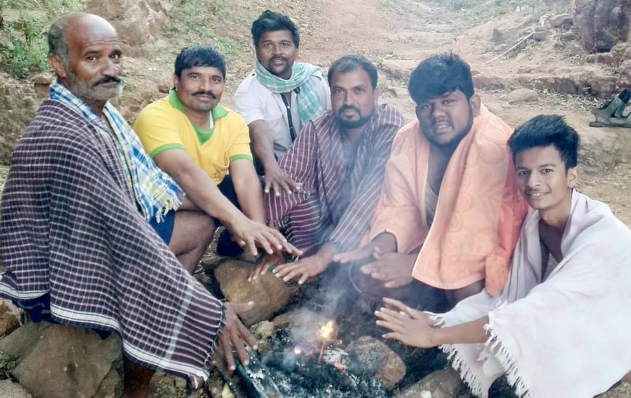 ನರೇಗಲ್ ಪಟ್ಟಣದಲ್ಲಿ ಜನರು ಮೈ ಕೊರೆಯುವ ಚಳಿಗೆ ಬೆಂಕಿ ಗೀರಿ ಕಾಯಿಸಿಕೊಳ್ಳುತ್ತಿರುವ ದೃಶ್ಯ