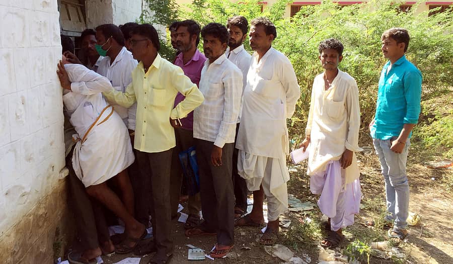 ಹುಣಸಗಿ ಪಟ್ಟಣದ ತಹಶೀಲ್ದಾರ್ ಕಚೇರಿಯಲ್ಲಿ ಜಾತಿ ಪ್ರಮಾಣ ಪತ್ರ ಪಡೆಯಲು ಜನರು ನಿಂತಿರುವುದು