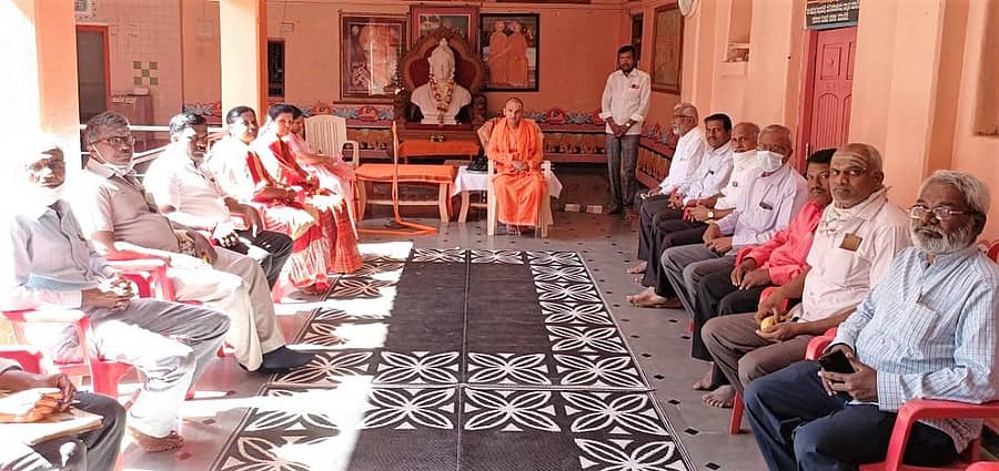 ಭಾಲ್ಕಿಯ ಹಿರೇಮಠ ಸಂಸ್ಥಾನದಲ್ಲಿ ಡಾ.ಚನ್ನಬಸವ ಪಟ್ಟದ್ದೇವರ 131ನೇ ಜಯಂತ್ಯುತ್ಸವ ನಿಮಿತ್ತ ಪೀಠಾಧಿಪತಿ ಗುರುಬಸವ ಪಟ್ಟದ್ದೇವರ ಸಾನ್ನಿಧ್ಯದಲ್ಲಿ ಪೂರ್ವಭಾವಿ ಸಭೆ ಜರುಗಿತು