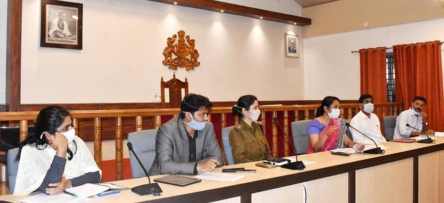 ಸಭೆಯಲ್ಲಿ ಜಿಲ್ಲಾಧಿಕಾರಿ ಅನೀಸ್ ಕಣ್ಮಣಿ ಜಾಯ್‌ ಮಾತನಾಡಿದರು