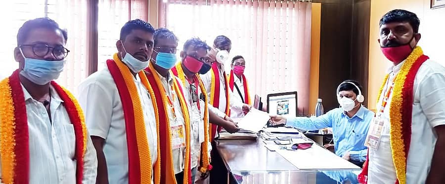 ರೈತ ವಿರೋಧಿ ಕಾಯ್ದೆಗಳನ್ನು ಹಿಂದಕ್ಕೆ ಪಡೆಯಬೇಕು ಎಂದು ಕರವೇ ಮುಖಂಡರು ಹಾವೇರಿಯಲ್ಲಿ ಹೆಚ್ಚುವರಿ ಜಿಲ್ಲಾಧಿಕಾರಿ ಎಸ್.ಯೋಗೇಶ್ವರ ಅವರಿಗೆ ಮನವಿ ಸಲ್ಲಿಸಿದರು