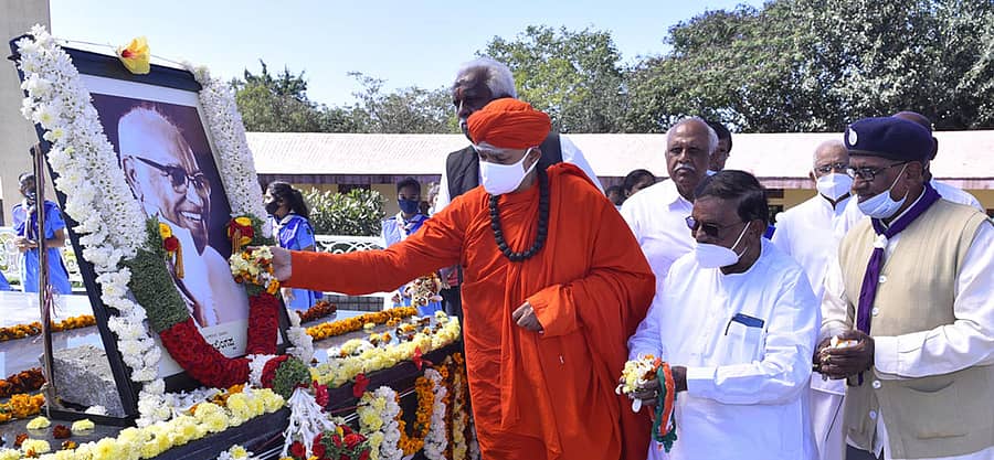 ಚಿತ್ರದುರ್ಗದ ಸೀಬಾರದ ಎಸ್.ಎನ್.ಸ್ಮಾರಕದಲ್ಲಿ ಗುರುವಾರ ಎಸ್. ನಿಜಲಿಂಗಪ್ಪ ಅವರ 118ನೇ ಜನ್ಮ ದಿನಾಚರಣೆ ಅಂಗವಾಗಿ ಅವರ ಭಾವಚಿತ್ರಕ್ಕೆ ಶಿವಮೂರ್ತಿ ಮುರುಘಾ ಶರಣರು ಪುಷ್ಪನಮನ ಸಲ್ಲಿಸಿದರು. ಟ್ರಸ್ಟ್ನ ಗೌರವ ಕಾರ್ಯದರ್ಶಿ ಎಚ್. ಹನುಮಂತಪ್ಪ ಇದ್ದರು.