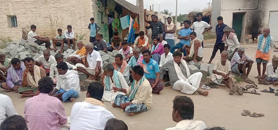 ಚಳ್ಳಕೆರೆ ತಾಲ್ಲೂಕಿನ ಯಾದಲಗಟ್ಟೆ ಗ್ರಾಮದಲ್ಲಿ ಗ್ರಾಮ ಪಂಚಾಯಿತಿ ಸದಸ್ಯ ಸ್ಥಾನಗಳಿಗೆ ನಡೆದ ಹರಾಜು ಪ್ರಕ್ರಿಯೆ.