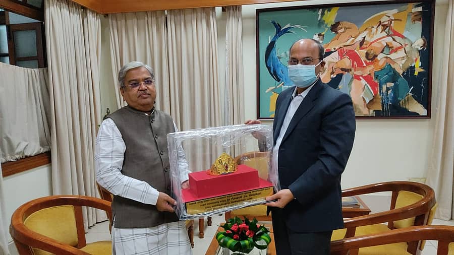 ಡಿಸಿಎಂ ಗೋವಿಂದ ಎಂ. ಕಾರಜೋಳ ಅವರು ಬಂಗಾರದ ಕಿರೀಟ ಮುಖ್ಯಕಾರ್ಯದರ್ಶಿ ಟಿ.ಎಂ. ವಿಜಯಬಾಸ್ಕರ್ ಅವರ ಮೂಲಕ ಸರ್ಕಾರಕ್ಕೆ ಒಪ್ಪಿಸಿದರು.