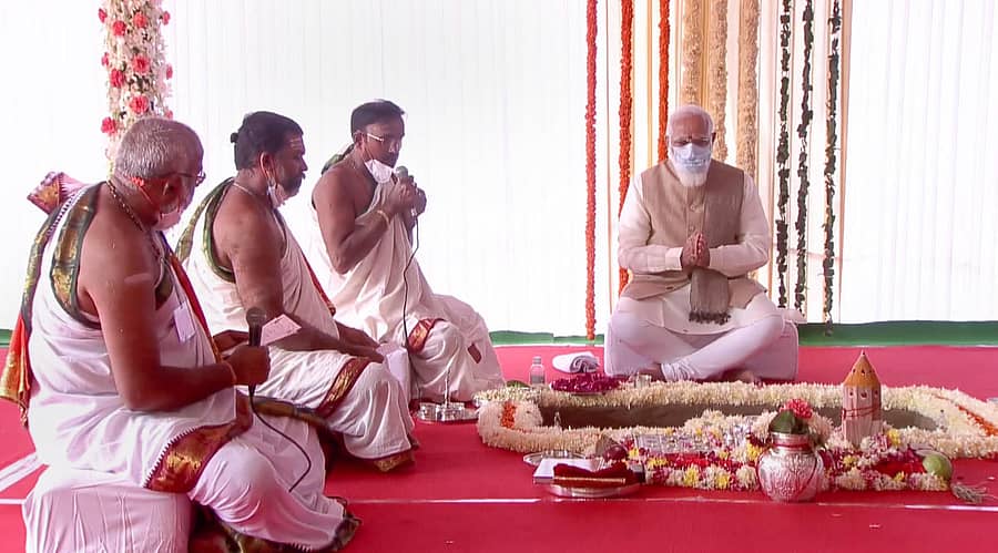 ಸಂಸತ್ ಭವನದ ನೂತನ ಕಟ್ಟಡ ನಿರ್ಮಾಣಕ್ಕೆ ಪ್ರಧಾನಿ ನರೇಂದ್ರ ಮೋದಿ ಅವರು ಗುರುವಾರ ಭೂಮಿಪೂಜೆ ನೆರವೇರಿಸಿದರು –ಪಿಟಿಐ ಚಿತ್ರ