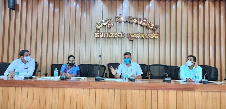 ಸಭೆಯಲ್ಲಿ ಜಿಲ್ಲಾ ಪಂಚಾಯಿತಿಯ ಸಿಇಒ ರವಿಕುಮಾರ್ ಮಾತನಾಡಿದರು