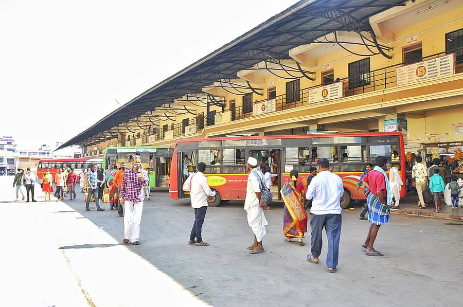 ಹೊಸಪೇಟೆ ಬಸ್ ನಿಲ್ದಾಣದಿಂದ ಬಸ್ಗಳು ಸಂಚರಿಸದ ಕಾರಣ ಪ್ರಯಾಣಿಕರು ಶುಕ್ರವಾರ ಬೇರೆಡೆ ಹೋಗಲಾರದೆ ನಿಲ್ದಾಣದಲ್ಲೇ ನಿಂತುಕೊಂಡಿದ್ದರು