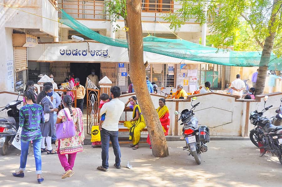 ಹೊರರೋಗಿ ವಿಭಾಗ ಸೇವೆ ಬಂದ್ ಇದ್ದ ಕಾರಣ ಶುಕ್ರವಾರ ಹೊಸಪೇಟೆಯ ಖಾಸಗಿ ಆಸ್ಪತ್ರೆ ಹೊರಗೆ ರೋಗಿಗಳು ಕಾದು ಕುಳಿತಿದ್ದರು
