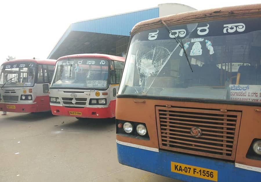 ಸಾರಿಗೆ ನೌಕರರ ಒಕ್ಕೂಟದ ಮುಷ್ಕರದ ನಡುವೆ ಕೋಲಾರ ಜಿಲ್ಲೆಯ ಬಂಗಾರಪೇಟೆ ನಿಲ್ದಾಣದಲ್ಲಿ ದುಷ್ಕರ್ಮಿಗಳು ಕೆಎಸ್ಆರ್ಟಿಸಿ ಬಸ್ಗಳ ಮೇಲೆ ಶುಕ್ರವಾರ ಕಲ್ಲು ತೂರಿ ಗಾಜು ಜಖಂಗೊಳಿಸಿರುವುದು.