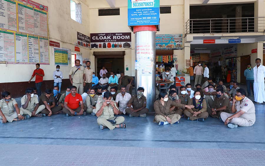 ಬಸ್‌ ಸಂಚಾರ ಸೇವೆ ಸ್ಥಗಿತಗೊಳಿಸಿ ರಾಯಚೂರು ಕೇಂದ್ರ ಬಸ್‌ ನಿಲ್ದಾಣದಲ್ಲಿ ಬಸ್‌ ಚಾಲಕರು ಮತ್ತು ನಿರ್ವಾಹಕರು ಶುಕ್ರವಾರ ಪ್ರತಿಭಟನೆ ನಡೆಸಿದರು