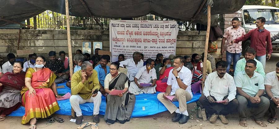 ಸಾಗರದಲ್ಲಿ ಅರಣ್ಯ ಮೂಲ ಬುಡಕಟ್ಟು ಒಕ್ಕೂಟದ ಪ್ರಮುಖರು ಬುಡಕಟ್ಟು ಹಾಗೂ ಇತರೆ ಅರಣ್ಯವಾಸಿಗಳ ಅರಣ್ಯಹಕ್ಕು ಕಾಯ್ದೆ ಅನುಷ್ಠಾನಗೊಳಿಸುವಂತೆ ಒತ್ತಾಯಿಸಿ ಶುಕ್ರವಾರದಿಂದ ಉಪವಿಭಾಗಾಧಿಕಾರಿ ಕಚೇರಿ ಎದುರು ಅಹೋರಾತ್ರಿ ಧರಣಿ ಸತ್ಯಾಗ್ರಹ ಆರಂಭಿಸಿದರು