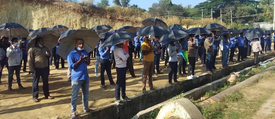 ಟೊಯೊಟಾ ಕಾರ್ಮಿಕರು ಶುಕ್ರವಾರ ಛತ್ರಿ ಚಳವಳಿ ನಡೆಸಿದರು