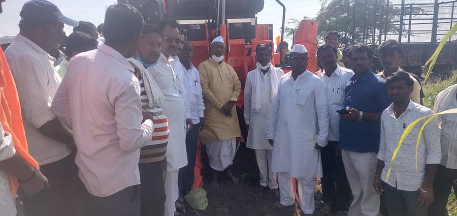 ಅಫಜಲಪುರ ತಾಲ್ಲೂಕಿನ ನಂದರಗಾ ಗ್ರಾಮದಲ್ಲಿ ಮಾತೋಶ್ರಿ ಲಕ್ಷ್ಮೀಬಾಯಿ ಮೇತ್ರೆ ಸಕ್ಕರೆ ಕಾರ್ಖಾನೆಯಿಂದ ಶಿವಶರಣಪ್ಪ ನಾಗಪ್ಪ ನಾಟೀಕಾರ ಅವರಿಗೆ ನೀಡಿದ ಕಬ್ಬು ಕಟಾವು ಯಂತ್ರಕ್ಕೆ ಶುಕ್ರವಾರ ಶಾಸಕ ಎಂ.ವೈ.ಪಾಟೀಲ ಪೂಜೆ ಸಲ್ಲಿಸಿದರು