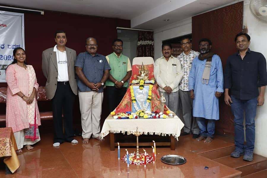 ಬೆಳಗಾವಿಯಲ್ಲಿ ಶುಕ್ರವಾರ ನಡೆದ ಡಾ.ಅಂಬೇಡ್ಕರ್ ಓದು ಕಾರ್ಯಕ್ರಮದಲ್ಲಿ ಅತಿಥಿಗಳು ಫೋಟೊ ಪೂಜೆ ನೆರವೇರಿಸಿದರು