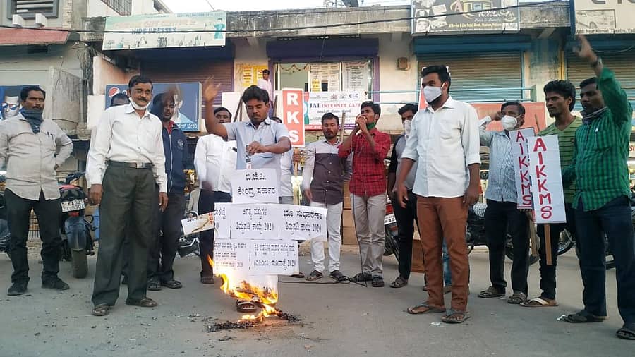 ಕೇಂದ್ರ ಸರ್ಕಾರ ರೈತ ವಿರೋಧಿ ನೀತಿ ಅನುಸರಿಸುತ್ತಿದೆ ಎಂದು ಆರೋಪಿಸಿ ರೈತ ಕೃಷಿ ಕಾರ್ಮಿಕ ಸಂಘಟನೆ ವತಿಯಿಂದ ವಾಡಿ ಪಟ್ಟಣದ ಆಜಾದ್ ಚೌಕ್ ವೃತ್ತದಲ್ಲಿ ಕಾಯ್ದೆಗಳ ಪ್ರತಿ ಸುಟ್ಟು ಆಕ್ರೋಶ ವ್ಯಕ್ತಪಡಿಸಲಾಯಿತು
