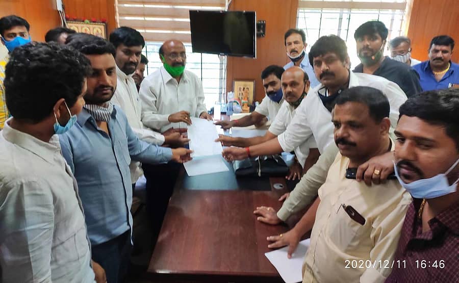 ಕಾಂಗ್ರೆಸ್ ಮುಖಂಡರು ತಹಶೀಲ್ದಾರ್ ಕೆ.ನರಸಿಂಹಮೂರ್ತಿ ಅವರಿಗೆ ಮನವಿ ಸಲ್ಲಿಸಿದರು. 