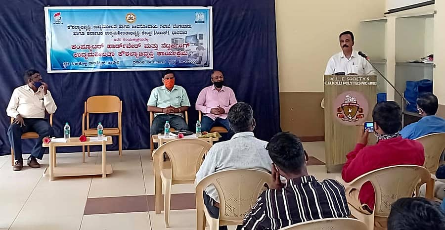 ಹಾವೇರಿ ನಗರದ ಸಿ.ಬಿ.ಕೊಳ್ಳಿ ಪಾಲಿಟೆಕ್ನಿಕ್‍ನಲ್ಲಿ ಬುಧವಾರ ‘ಕಂಪ್ಯೂಟರ್ ಹಾರ್ಡ್‍ವೇರ್ ಮತ್ತು ನೆಟ್‌ವರ್ಕಿಂಗ್‌ನ ಉದ್ಯಮಶೀಲತಾ ಕೌಶಲಾಭಿವೃದ್ಧಿ ತರಬೇತಿ’ ಸಮಾರೋಪ ಸಮಾರಂಭ ನಡೆಯಿತು 