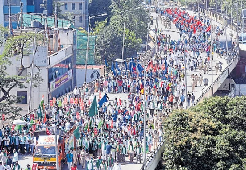 ಕೇಂದ್ರ ಸರ್ಕಾರವು ಜಾರಿಗೊಳಿಸಿರುವ ನೂತನ ಮೂರು ಕೃಷಿ ಕಾಯ್ದೆಗಳನ್ನು ವಿರೋಧಿಸಿ ದಲಿತ, ರೈತ ಮತ್ತು ಕಾರ್ಮಿಕ ಸಂಘಟನೆಗಳು ಹಾಗು ಐಕ್ಯ ಹೋರಾಟ ಸಮಿತಿಯ ಸದಸ್ಯರು ಸಂಗೊಳ್ಳಿ ರಾಯಣ್ಣ ರೈಲ್ವೆ ನಿಲ್ದಾಣದಿಂದ ಕಾಲ್ನಡಿಗೆ ಜಾಥಾದ ಮೂಲಕ ಪ್ರತಿಭಟನೆ ಮಾಡಿದರು. ಪ್ರಜಾವಾಣಿ ಚಿತ್ರ : ಅನೂಪ್ ರಾಘ. ಟಿ.