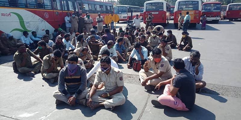 ಸಾರಿಗೆ ಸಂಸ್ಥೆ ‌ಸಿಬ್ಬಂದಿಯನ್ನು ಸರ್ಕಾರಿ ನೌಕರರನ್ನಾಗಿ‌ ಪರಿಗಣಿಸಬೇಕು‌ ಎಂದು ಒತ್ತಾಯಿಸಿ ಚಾಲಕ ಹಾಗೂ ‌ನಿರ್ವಾಹಕರು ಕಲಬುರ್ಗಿ ಕೇಂದ್ರ ಬಸ್ ನಿಲ್ದಾಣದಲ್ಲಿ ಪ್ರತಿಭಟನೆ ‌ನಡೆಸಿದರು