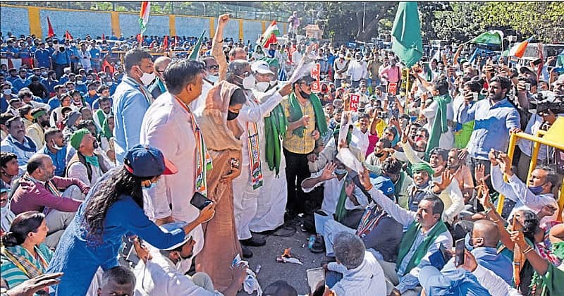 ಕೃಷಿ ಕಾಯ್ದೆಗಳ ವಿರುದ್ಧ ನಗರದ ಶೇಷಾದ್ರಿ ರಸ್ತೆಯಲ್ಲಿ ಗುರುವಾರ ನಡೆದ ಪ್ರತಿಭಟನೆಯಲ್ಲಿ ಪಾಲ್ಗೊಂಡಿದ್ದ ವಿರೋಧ ಪಕ್ಷದ ನಾಯಕ ಸಿದ್ದರಾಮಯ್ಯ ಭೂ ಸುಧಾರಣೆ ಕಾಯ್ದೆಯ ಪ್ರತಿಯನ್ನು ಸುಟ್ಟು ಹಾಕಿದರು – ಪ್ರಜಾವಾಣಿ ಚಿತ್ರ