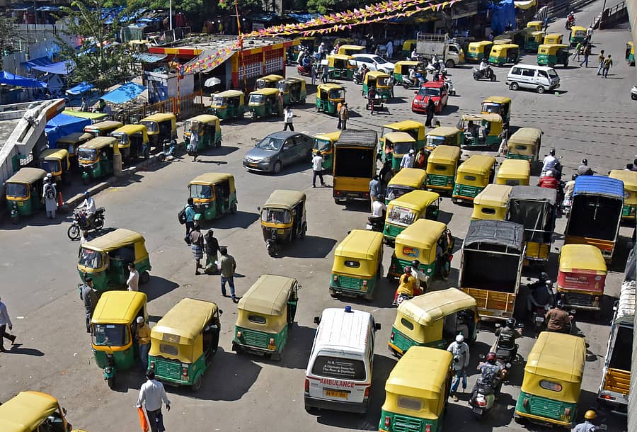 ಬಿಎಂಟಿಸಿ ಮತ್ತೆ ಕೆಎಸ್ಆರ್ಟಿಸಿ ನೌಕರರ ಪ್ರತಿಭಟನೆಯಂದಾಗಿ ಬಸ್ಗಳ ಸಂಚಾರ ಸ್ಥಗಿತಗೆೊಂಡಿದ್ದ ಕಾರಣ ಕಲಾಸಿಪಾಳ್ಯ ಮುಖ್ಯರಸ್ತೆಯಲ್ಲಿ ಆಟೊಗಳ ಸಂಚಾರ ಅಧಿಕವಾಗಿತ್ತ