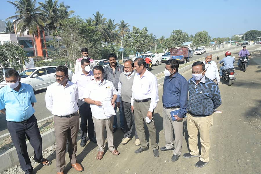 ಮೈಸೂರಿನ ವಿಜಯನಗರದ ರಸ್ತೆ ವಿಸ್ತರಣೆ ಕಾಮಗಾರಿಯನ್ನು ಮೈಸೂರು ನಗರಾಭಿವೃದ್ಧಿ ಪ್ರಾಧಿಕಾರದ ಅಧ್ಯಕ್ಷ ಎಚ್.ವಿ.ರಾಜೀವ್ ಶುಕ್ರವಾರ ಅಧಿಕಾರಿಗಳ ತಂಡದೊಂದಿಗೆ ಪರಿಶೀಲಿಸಿದರು