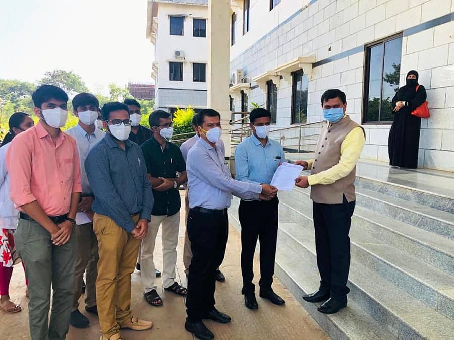 ಕೇಂದ್ರ ಸರ್ಕಾರ ಆಯುರ್ವೇದ ವೈದ್ಯರಿಗೆ ಕೆಲವು ಶಸ್ತ್ರಚಿಕಿತ್ಸೆ ನಡೆಸಲು ಅವಕಾಶ ನೀಡಿರುವುದನ್ನು ವಿರೋಧಿಸಿ ದಾವಣಗೆರೆಯಲ್ಲಿ ಜಿಲ್ಲಾಧಿಕಾರಿ ಮಹಾಂತೇಶ ಬೀಳಗಿ ಅವರಿಗೆ ಮನವಿ ಸಲ್ಲಿಸಿದರು.