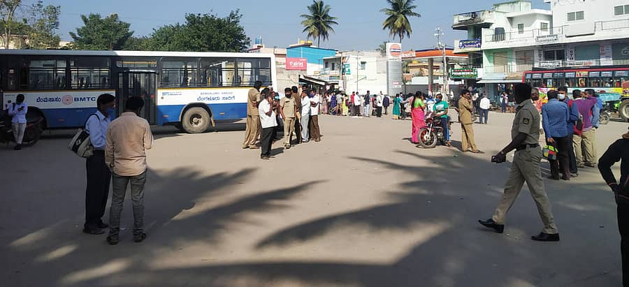 ಆನೇಕಲ್ನಲ್ಲಿ ರಾಜ್ಯ ರಸ್ತೆ ಸಾರಿಗೆ ಸಂಸ್ಥೆಯ ನೌಕರರು ವಿವಿಧ ಬೇಡಿಕೆ ಈಡೇರಿಕೆಗೆ ಒತ್ತಾಯಿಸಿ ಪ್ರತಿಭಟಿಸಿದ್ದರಿಂದ ಸಾರ್ವಜನಿಕರು ಪರದಾಡುವಂತಾಯಿತು