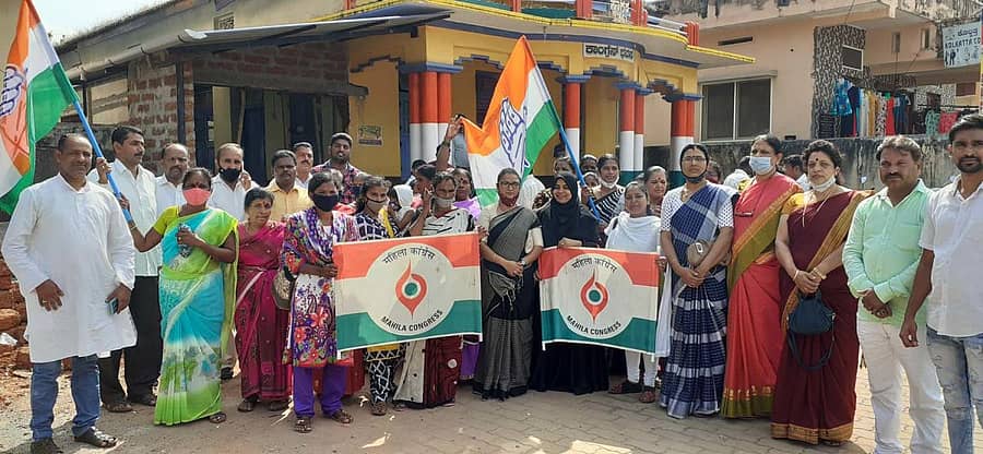 ಸಾಗರದಲ್ಲಿ ಕಾಂಗ್ರೆಸ್ ಮಹಿಳಾ ಘಟಕದ ಪ್ರಮುಖರು ಶಿವಮೊಗ್ಗ ಹಾಗೂ ಸಾಗರದಲ್ಲಿ ಬಾಲಕಿಯರ ಮೇಲೆ ನಡೆದ ಅತ್ಯಾಚಾರ ಖಂಡಿಸಿ ಶುಕ್ರವಾರ ಪ್ರತಿಭಟನೆ ನಡೆಸಿದರು.