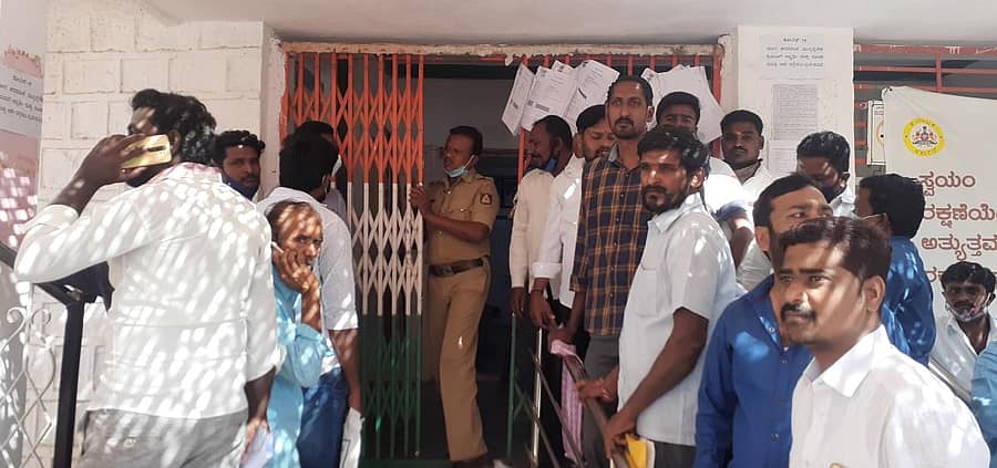 ಶಕ್ತಿನಗರದ ದೇವಸೂಗೂರು ಗ್ರಾಮ ಪಂಚಾಯಿತಿ ಕಚೇರಿಯಲ್ಲಿ ಶುಕ್ರವಾರ ನಾಮಪತ್ರ ಸಲ್ಲಿಸಲು ಕೊನೆಯ ದಿನವಾಗಿದ್ದರಿಂದ ಅಭ್ಯರ್ಥಿಗಳು ಮುಗಿಬಿದ್ದ ಪರಿಣಾಮ ಪೊಲೀಸ್ ಬಂದೋಬಸ್ತ್ ಮಾಡಲಾಗಿತ್ತು.