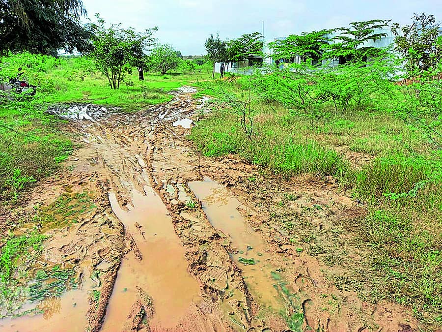 ಪಾತಪಾಳ್ಯ ಹೋಬಳಿಯ ನಾರೇಮದ್ದೆಪಲ್ಲಿ ಗ್ರಾಮ ಪಂಚಾಯ್ತಿ ಶಿವಪುರ ಗ್ರಾಮದ ಸರ್ಕಾರಿ ಆಸ್ಪತ್ರೆಗೆ ಹೋಗುವ ರಸ್ತೆ ದುಃಸ್ಥಿತಿ