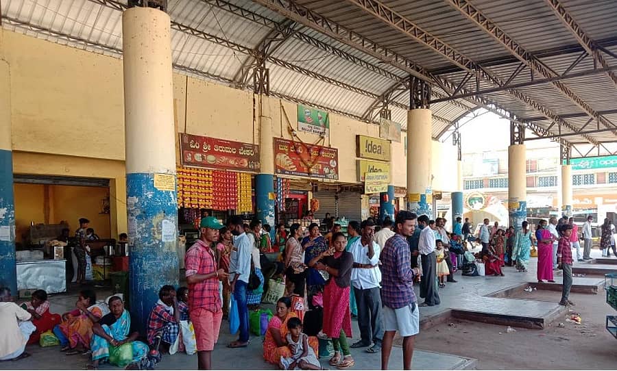 ಹೊಸದುರ್ಗದ ಖಾಸಗಿ ಬಸ್‌ ನಿಲ್ದಾಣದಲ್ಲಿ ಶನಿವಾರ ಪ್ರಯಾಣಿಕರ ಬಸ್‌ಗಾಗಿ ಕಾಯುತ್ತಿರುವುದು