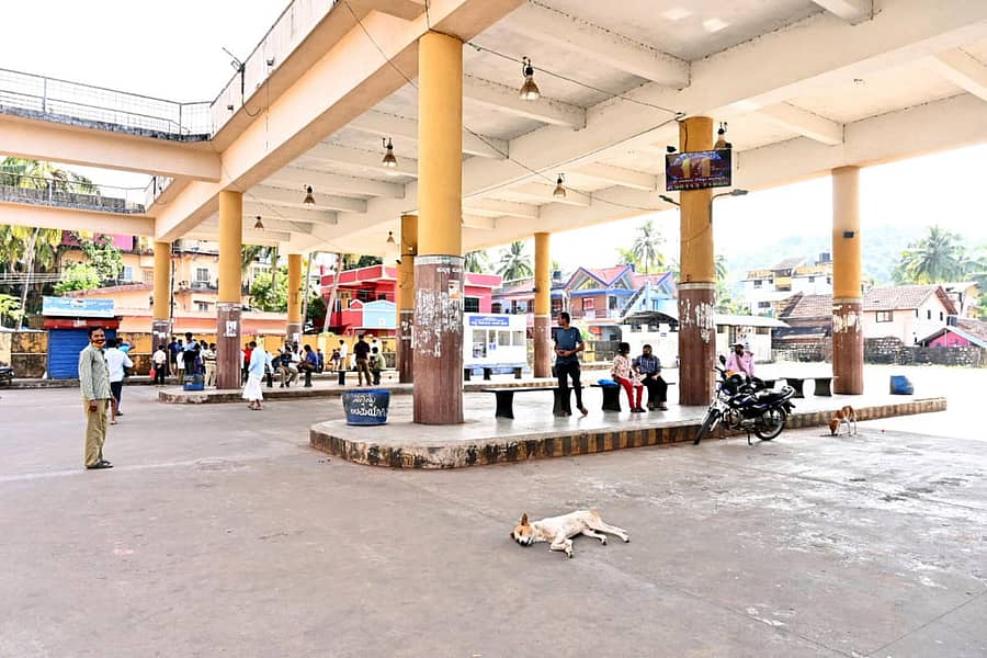 ಸಾರಿಗೆ ಸಂಸ್ಥೆಯ ನೌಕರರ ಮುಷ್ಕರದ ಕಾರಣ ಕಾರವಾರದ ಬಸ್ ನಿಲ್ದಾಣವು ಶನಿವಾರ ಖಾಲಿಯಾಗಿತ್ತು