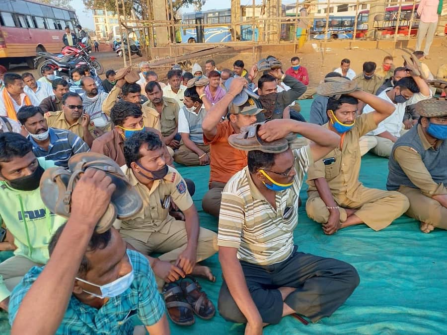 ಬೆಳಗಾವಿಯಲ್ಲಿ ಮುಷ್ಕರನಿರತ ಸಾರಿಗೆ ನೌಕರರು ಪಾದರಕ್ಷೆಗಳನ್ನು ತಲೆ ಮೇಲಿಟ್ಟುಕೊಂಡು ಪ್ರತಿಭಟನೆ ನಡೆಸಿದರುಪ್ರಜಾವಾಣಿ ಚಿತ್ರ