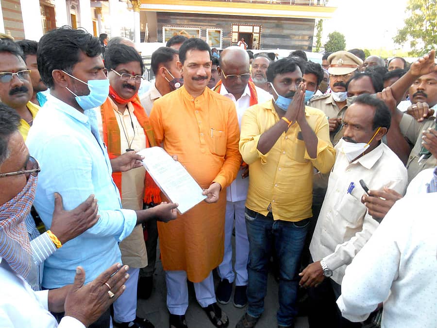 ಲಿಂಗಸುಗೂರಲ್ಲಿ ಸಾರಿಗೆ ಸಂಸ್ಥೆ ನೌಕರರು ಶನಿವಾರ ಬಿಜೆಪಿ ರಾಜ್ಯ ಘಟಕ ಅಧ್ಯಕ್ಷ ನಳೀನ್ ಕುಮಾರ್ ಕಟೀಲ್ ಅವರಿಗೆ ವಿವಿವಿಧ ಮನವಿ ಸಲ್ಲಿಸಿದರು