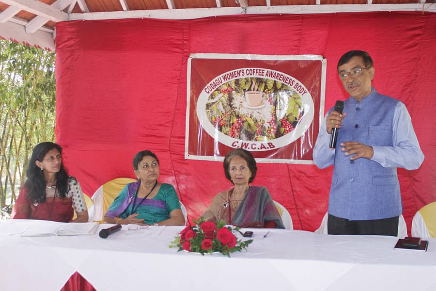 ಕೊಡಗು ಜಿಲ್ಲಾ ಮಹಿಳಾ ಕಾಫಿ ಜಾಗೃತಿ ಸಂಘದ 18ನೇ ವಾರ್ಷಿಕ ಮಹಾಸಭೆಯಲ್ಲಿ ಪೊನ್ನಂಪೇಟೆ ಅರಣ್ಯ ಮಹಾವಿದ್ಯಾಲಯದ ಡೀನ್‌ ಡಾ.ಸಿ.ಜಿ.ಕುಶಾಲಪ್ಪ ಮಾತನಾಡಿದರು