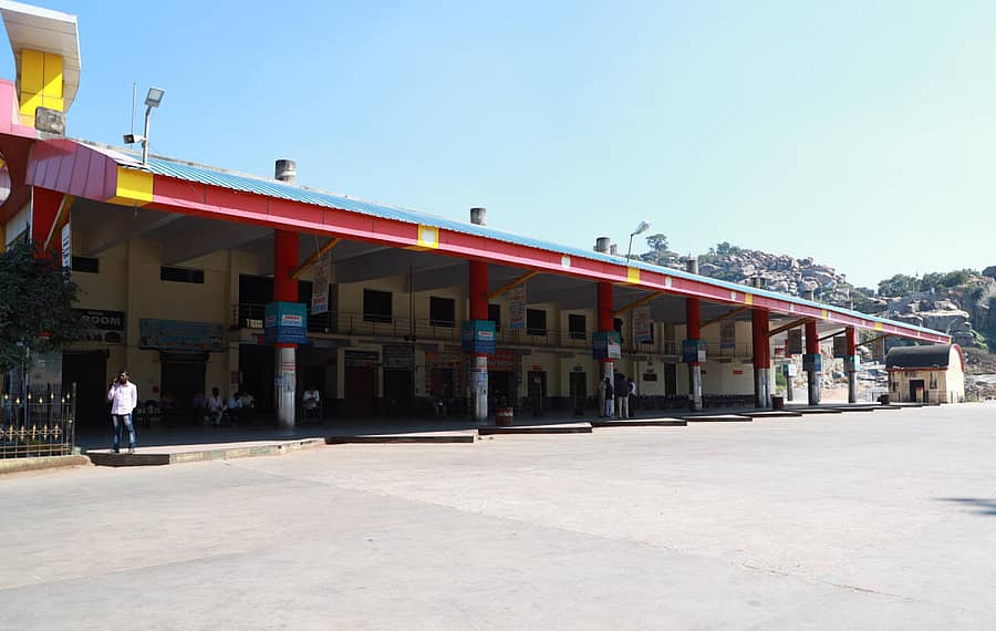 ರಾಯಚೂರು ಕೇಂದ್ರ ಬಸ್ ನಿಲ್ದಾಣದಲ್ಲಿ ಸರ್ಕಾರಿ ಬಸ್ಗಳು ಹಾಗೂ ಪ್ರಯಾಣಿಕರಿಲ್ಲದೆ ಬಿಕೋ ಎನ್ನುತ್ತಿರುವುದು ಶನಿವಾರ ಕಂಡುಬಂತು