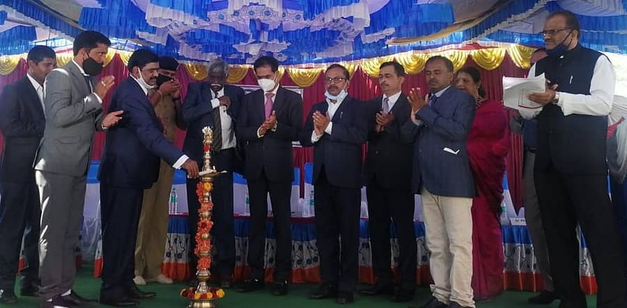 ಹಾಸನ ಜಿಲ್ಲಾ ನ್ಯಾಯಾಲಯ ಆವರಣದಲ್ಲಿ ಏರ್ಪಡಿಸಿದ್ದ ವಕೀಲರ ದಿನಾಚರಣೆ ಕಾರ್ಯಕ್ರಮವನ್ನು ಹೈ ಕೋರ್ಟ್ ನ್ಯಾಯಮೂರ್ತಿ ಕೆ.ಸೋಮಶೇಖರ್ ಉದ್ಘಾಟಿಸಿದರು.