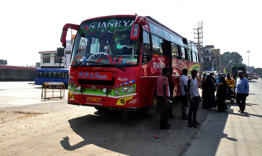 ಚಾಮರಾಜನಗರದ ಕೆಎಸ್ಆರ್ಟಿಸಿ ಬಸ್ ನಿಲ್ದಾಣದ ಬಳಿಯಿಂದಲೇ ಖಾಸಗಿ ಬಸ್ಗಳು ಪ್ರಯಾಣಿಕರನ್ನು ಕರೆದೊಯ್ಯುತ್ತಿದ್ದುದು ಶನಿವಾರ ಕಂಡು ಬಂತು