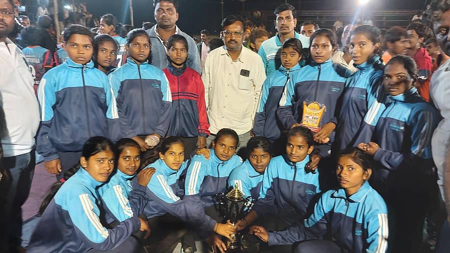 ಇಟನಾಳದಲ್ಲಿ ನಡೆದ ಕಬಡ್ಡಿ ಟೂರ್ನಿಯಲ್ಲಿ ಪ್ರಥಮ ಸ್ಥಾನ ಗಳಿಸಿದ ಚಿಂಚಲಿ ಮಹಾಕಾಳಿ ತಂಡಕ್ಕೆ ಗಣ್ಯರು ಟ್ರೋಫಿ ಪ್ರದಾನ ಮಾಡಿದರು